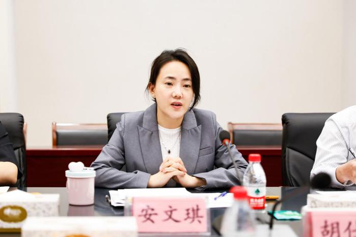 华兰基因工程有限公司总经理安文琪对胡仕坤带队来访表示了热烈的欢迎