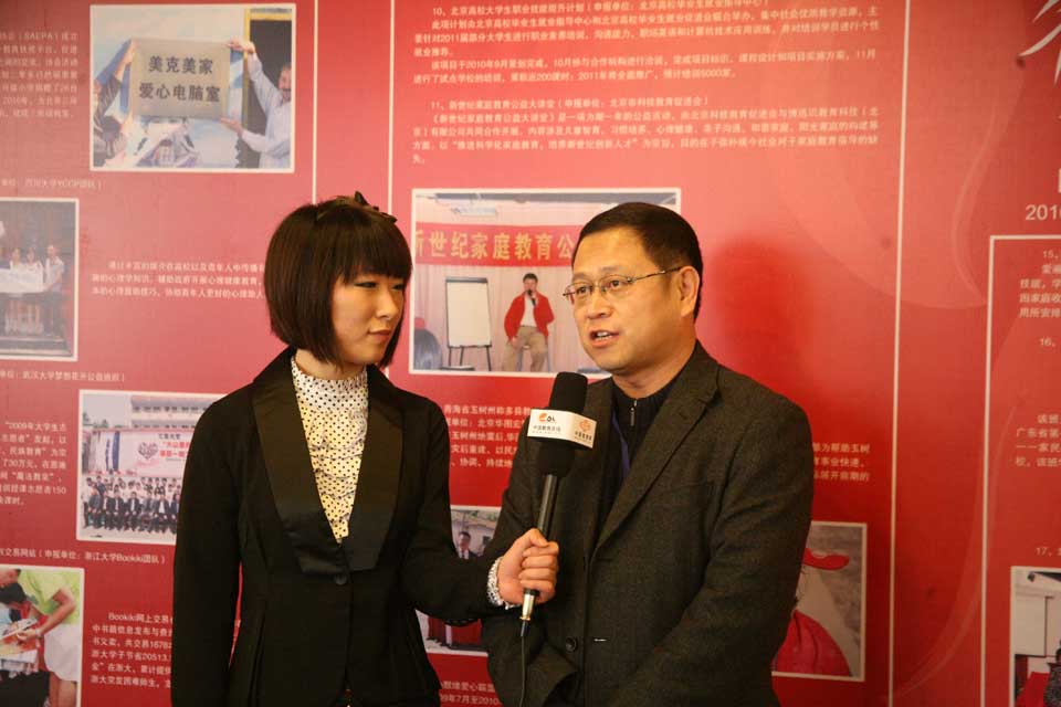图为杨捷院长接受中国教育在线记者采访